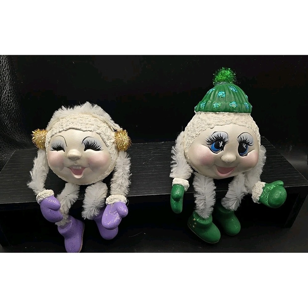 2 Round‎ Christmas Decorations